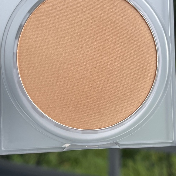 HUDA BEAUTY GloWish Luminous Pressed Powder In 05 Medium - Picture 3 of 12